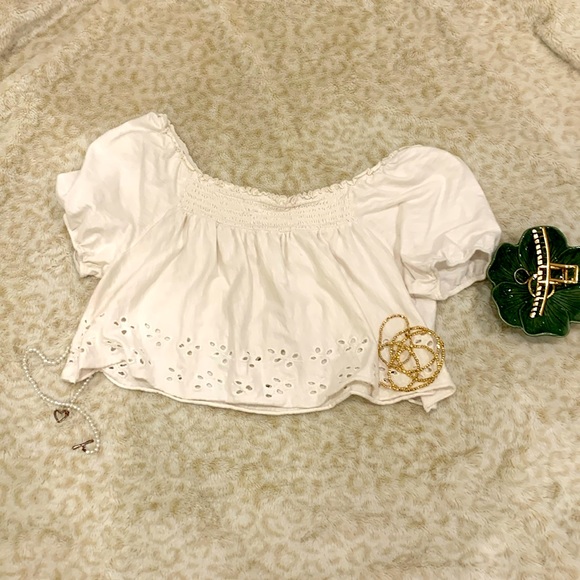 Cute white crop top. - Picture 1 of 4